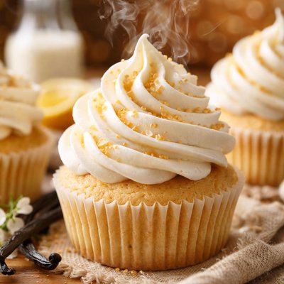 Image of Cupcakes de Vainilla Bajos en Grasa con Frosting de Mantequilla