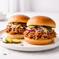 Easy Crockpot Pulled Chicken Sandwiches
